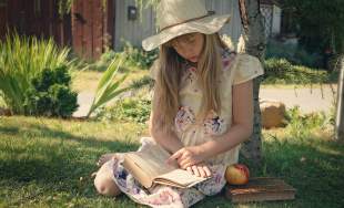 Dziewczynka czytająca książkę