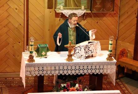 Ksiądz Proboszcz Grzegorz Kotarba odprawiający Mszę Świętą w drewnianym kościele św. Józefa na Mlaskawce