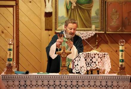 Ksiądz Grzegorz Kotarba podczas sprawowania Najświętszej Ofiary