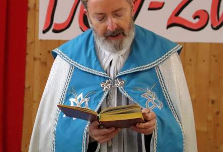 Ksiądz Grzegorz Kotarba odczytujący słowa modlitwy