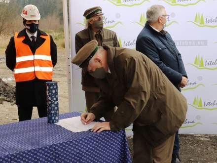 Józef Kubica - Dyrektor Regionalnej Dyrekcji Lasy Państwowe w Katowicach podpisuje pamiątkowy dokument