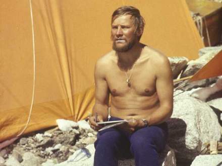 Jerzy Kukuczka na tle żółtego namiotu w górach