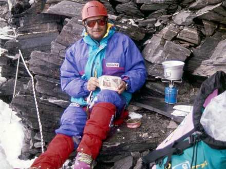 Jerzy Kukuczka odpoczywa z plecakiem w górach