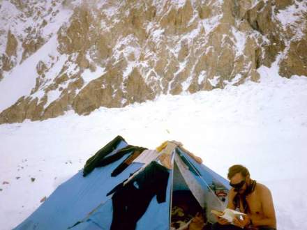 Jerzy Kukuczka przy namiocie na tle gór