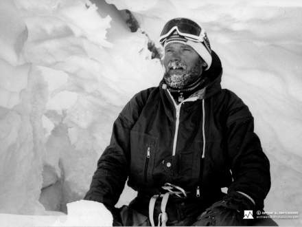 Jerzy Kukuczka na tle gór na czerno-białym zdjęciu