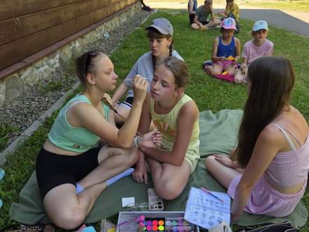 Malowanie twarzy; źródło: SP nr 1 Koniaków