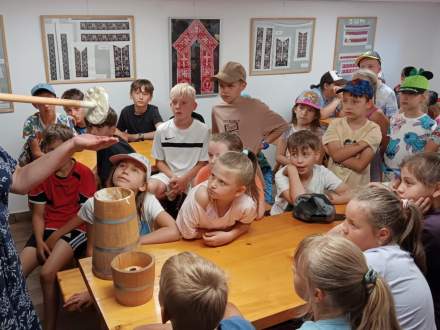 Zajęcia w muzeum "Na Grapie"; źródło: SP nr 1 Koniaków