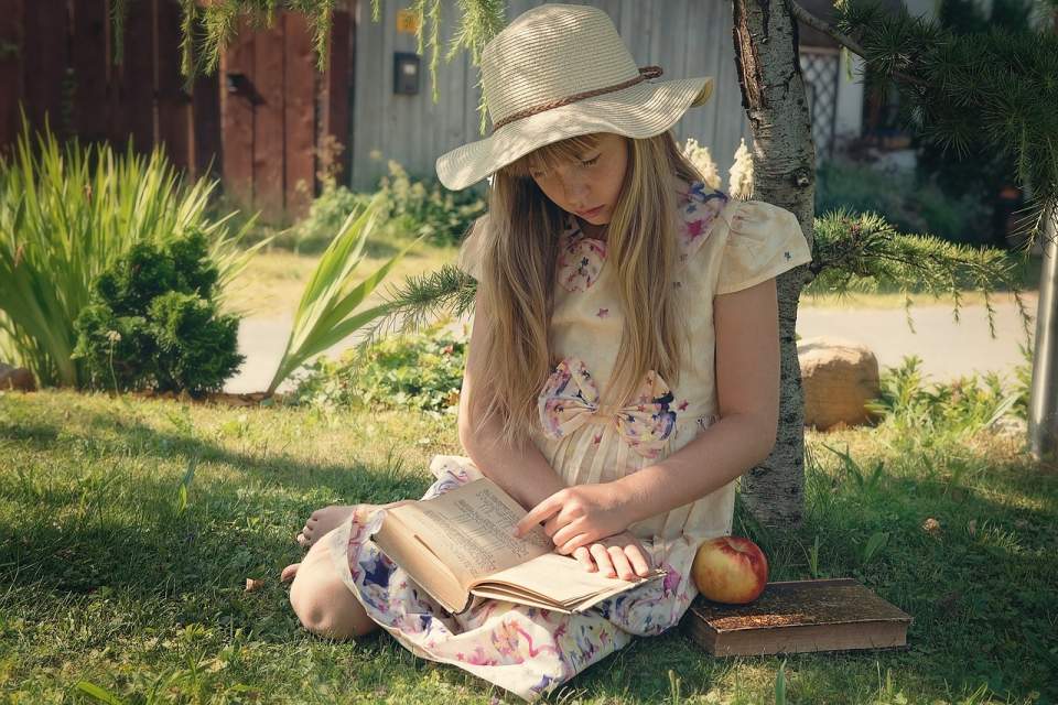 Dziewczynka czytająca książkę